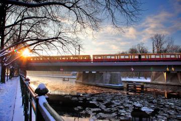 100 Jahre S-Bahn Berlin - Winterlicher Sonnenaufgang an der Spree mit einer S-Bahn der Baureihe ET 481 auf der Stadtbahn