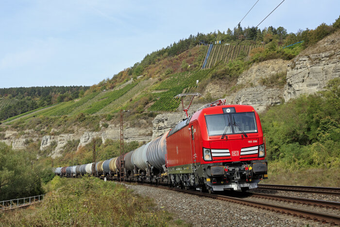 DB168504 DB Cargo mit einer Vectron im Maintal unterwegs