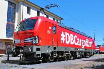 Ellok der Baureihe 193 (Siemens Vectron) von DB Cargo mit Werbeaufdruck #DBCargofährt