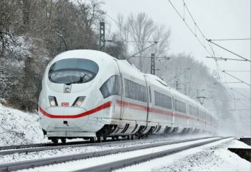 Winterwetter im April 2022- ICE 3 Baureihe 403 bei Borlinghausen (Strecke Altenbeken-Kassel)