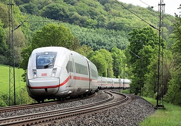 Ein ICE 4 Baureihe 412 des DB Fernverkehr bei Morschen.