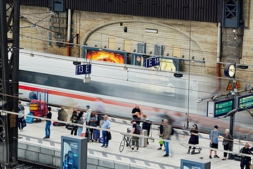Reisende im Hauptbahnhof Hamburg