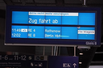 Bahnhof Berlin Südkreuz - "Zug fährt ab"