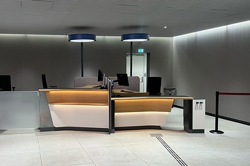 Höhenverstellbarer Counter mit Induktionsschleife im DB Reisezentrum