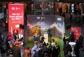 EM-Pokal zu Gast im Berliner Hauptbahnhof